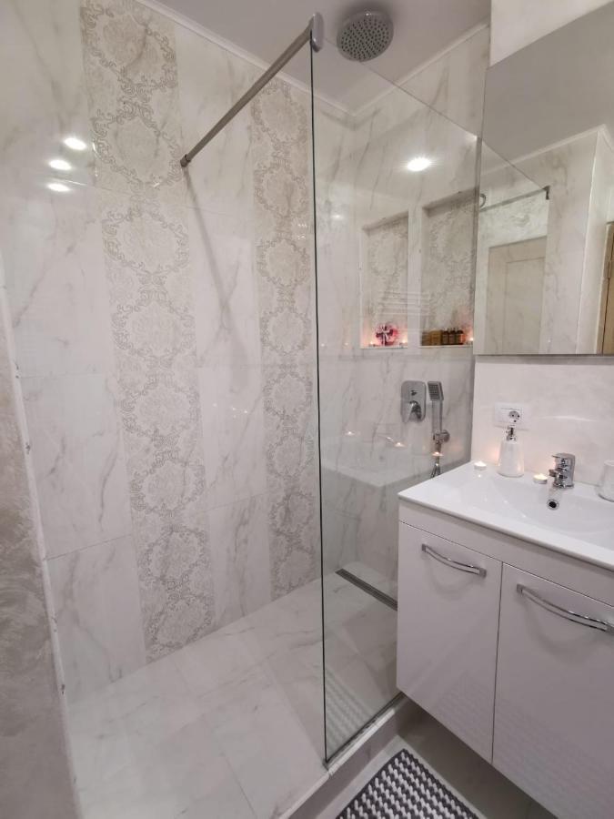 Apartament Gold Luxury Apartment Tirgu Ocna Exterior photo
